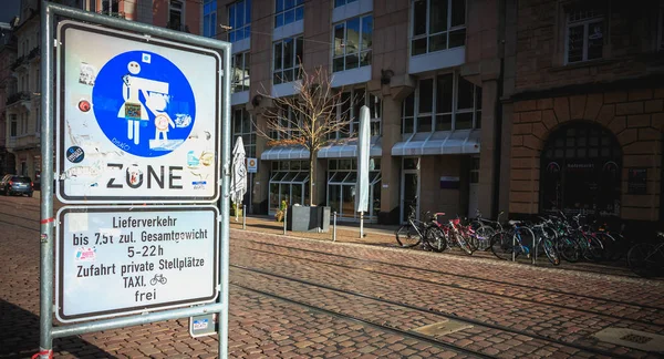 Entrada a una zona peatonal en una calle comercial de Friburgo — Foto de Stock