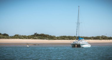 Ria Formosa Natural PA 'nın lagünleri içinde demirli Yelkenli tekne