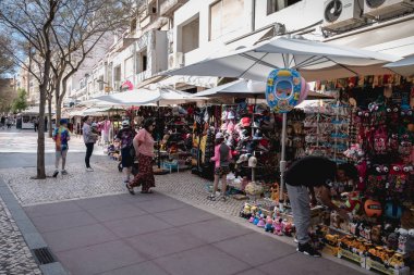 Sokak atmosferi, Hediyelik eşya Atölyesi mimarisi ve Restoranları