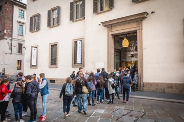 Müşteri kuyruğu M Duomo mağazasında bir kitap ithyo geliyor