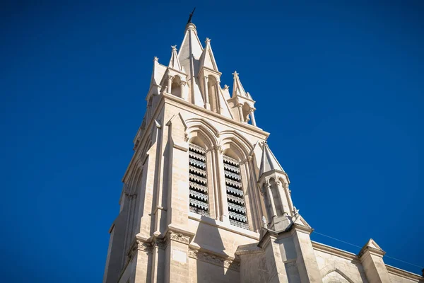 Arkitektoniske detaljer om nygotisk kirke St. Anne i Montpell – stockfoto