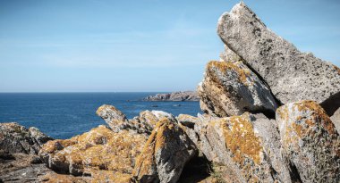 Yeu adasının kayalık kıyılarının görünümü, Vendee, Fransa