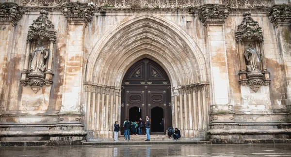 People walk in the rain in front of Alcobaca Monastery, Portugal — Stock Photo, Image