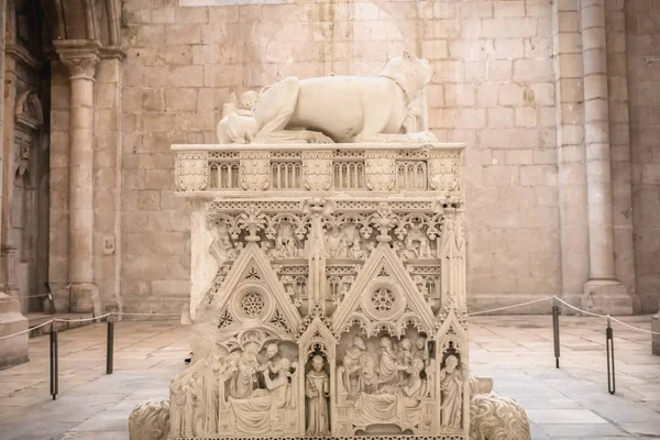 A Manastırı'nda Kral I. Pedro'nun mezarına hayran olan turistler