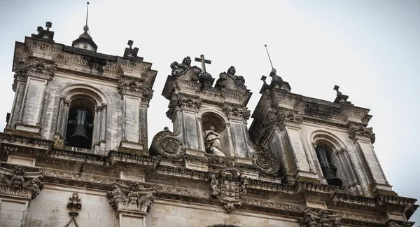 Архитектурные детали монастыря Алькобака, Португалия — стоковое фото