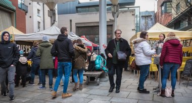 Temple Bar semtinde insanların yürüdüğü sokak atmosferi i
