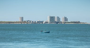 Setubal Bay güneşli bir günde tekne yelken, Portekiz