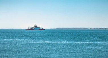 Setubal Bay güneşli bir günde tekne yelken, Portekiz