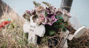 bir haç üzerinde İngilizce yazılmış huzur içinde dinlenme