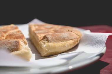 Terasta bir tabağa konulan tost ekmeği