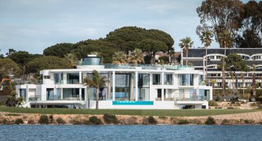Quinta do Lago gölü çevresinde lüks bir villa görünümü, Portug