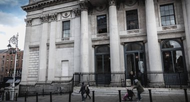 Turistler Dublin City Hall dış dışında yürüyüş hangi 