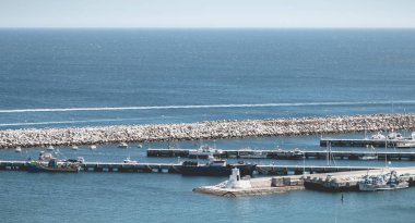 Sesimbra limanında tekne yelken, Portekiz