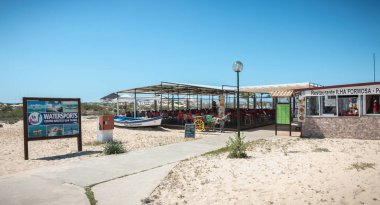 Tavira adasında turistik restoran terası, Portekiz