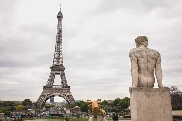 Statue de l'Homme du sculpteur Pierre Traverse — Photo