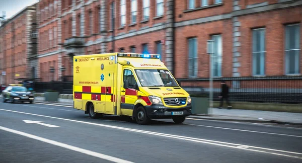 Irländsk ambulans kör snabbt på gatorna i Dublin, Irland — Stockfoto