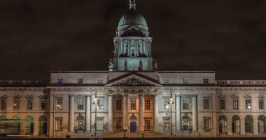 Dublin, İrlanda'daki Custom House'un mimari detayı