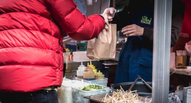 Bir aşçı onun cli önünde bir yemek hazırlar Canlı gıda tezgahı