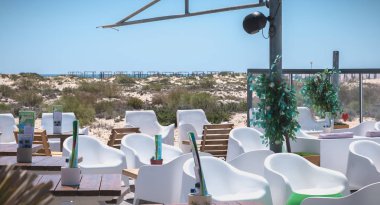 Tavira adasında turistik restoran terası, Portekiz