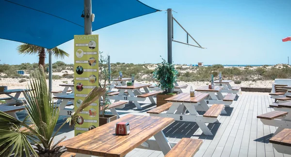 Restaurante turístico terraza en la isla de Tavira, portugal — Foto de Stock
