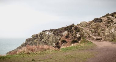 Howth'ta denizi süpürgelik kayalıkta yürüyüş parkuru