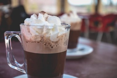 Portekiz'de küçük bir kafenin terasında Viyana çikolatası