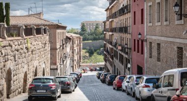 Tole'nin tarihi şehir merkezinde bina mimarisi detayı