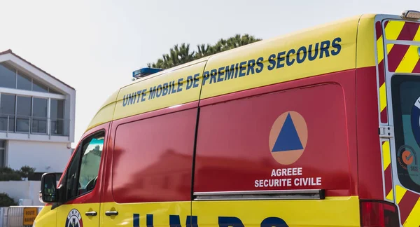 Ambulancia móvil primeros auxilios UMPS en Saint Gilles Croix de V — Foto de Stock