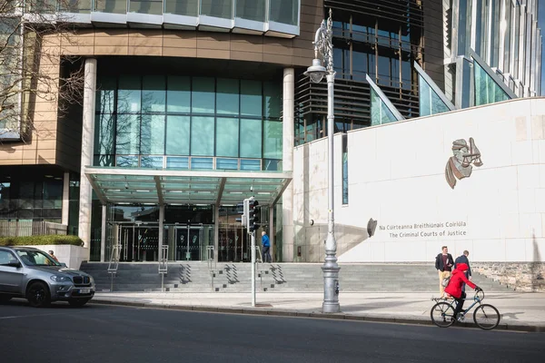 Person walking in front of The Criminal Courts of Justice in Dub — Stock Photo, Image