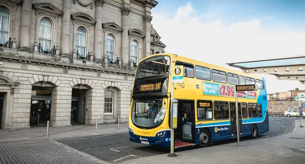 Çift katlı İrlandalı otobüs Heuston tren sta önünde park