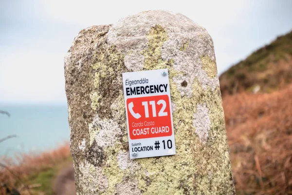 Señal de llamada de emergencia en una ruta de senderismo en Howth, Irlanda — Foto de Stock