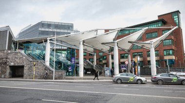 Dart Connolly trai önce sokak atmosferi ve mimarisi