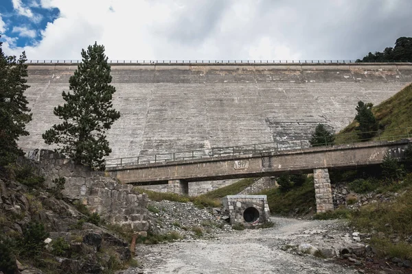 Detalle de la arquitectura de la presa hidráulica Oule en Saint Lary Soula —  Fotos de Stock