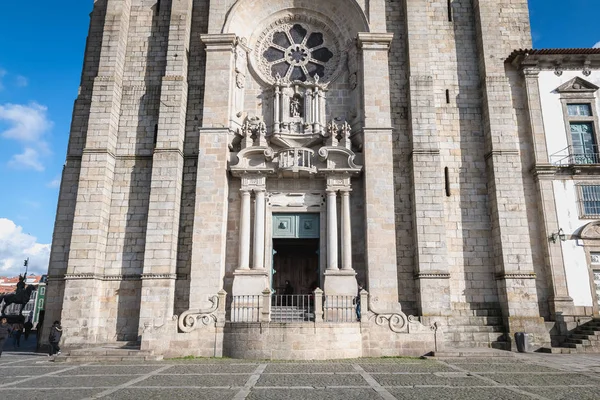 Portekiz 'deki Porto Katedrali önünde yürüyen insanlar. — Stok fotoğraf