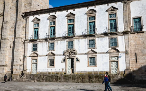 Personas caminando frente a la Catedral de Oporto, Portugal — Foto de Stock