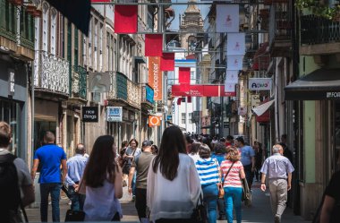 Sütyenler için dekore edilmiş tarihi şehir merkezinde yürüyen insanlar.