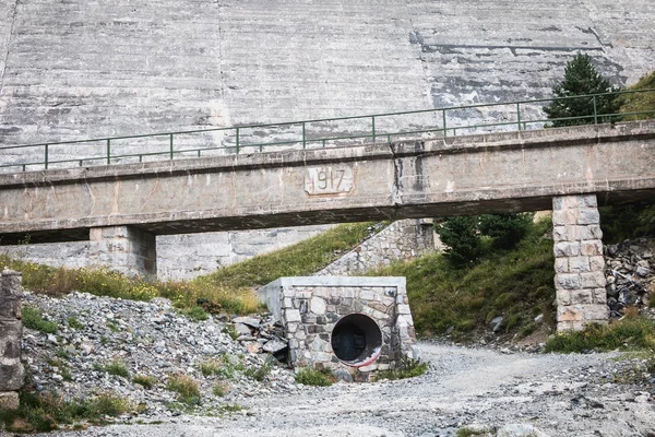 Λεπτομέρεια αρχιτεκτονικής του υδρολικού φράγματος Oule στην Αγία Λάρη Σούλας — Φωτογραφία Αρχείου