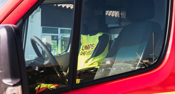 Unidade de ambulância UMPS de primeiros socorros móveis em Saint Gilles Croix de V — Fotografia de Stock