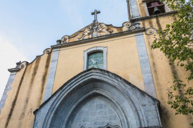 Yükseklerdeki Santa Maria kilisesinin mimari detayları.