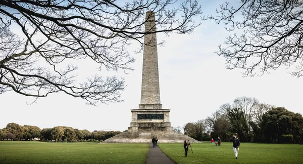 Turisté procházky v blízkosti Testimonial Wellington obelisk ve Phoe — Stock fotografie