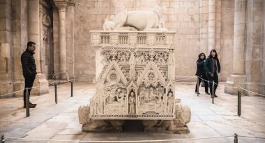 A Manastırı'nda Kral I. Pedro'nun mezarına hayran olan turistler