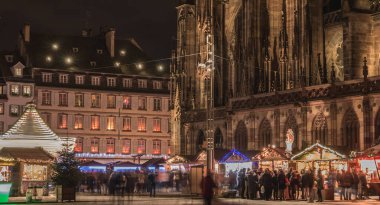 Notre Dame Katedrali Meydanı 'nda gece vakti sokak atmosferi 