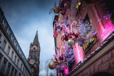 Strasbour 'da Noel için dekore edilmiş tipik mimarlık evi.