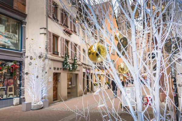 Вид на улицу в центре Мюлуз, украшенную к Рождеству — стоковое фото