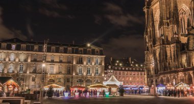 Notre Dame Katedrali Meydanı 'nda gece vakti sokak atmosferi 
