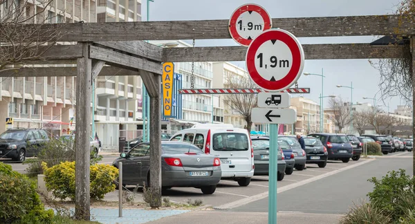 Entrada a un aparcamiento junto al mar en el centro de Saint Jean — Foto de Stock