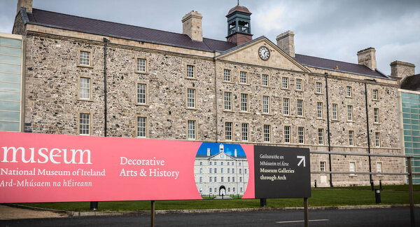 Архитектурные детали Национального музея Ирландии в Дублине
