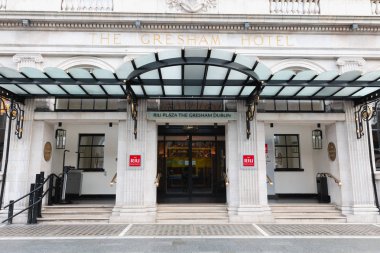 Lüks otelin önü Du 'daki Gresham Oteli.