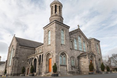 Dublin, İrlanda - 13 Şubat 2019: Şehir merkezinin yakınındaki Kutsal Kalp Kilisesi 'nin mimari ayrıntıları