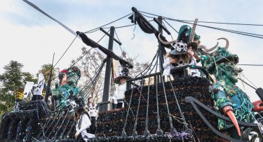 Loule, Portekiz - 25 Şubat 2020: Bir Şubat günü Loule şehrinin geleneksel karnaval geçidinde halkın önünde geçit töreni